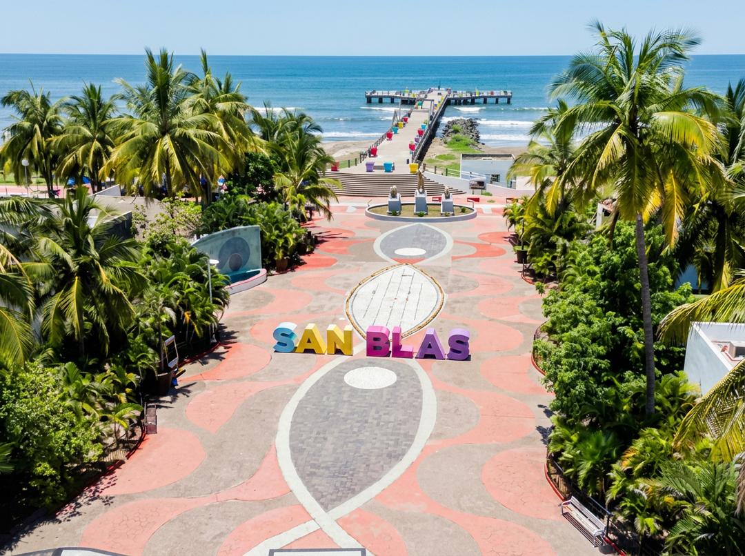 Vista panorámica de San Blas, Nayarit, con manglares y playa
