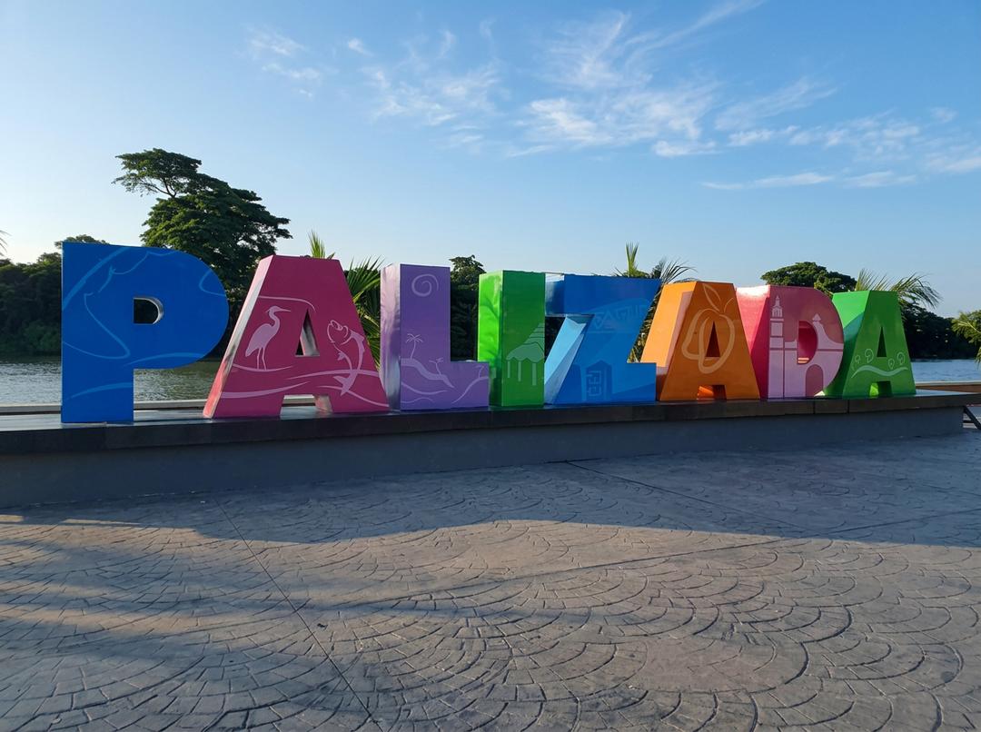 Vista del malecón y río en Palizada, Campeche