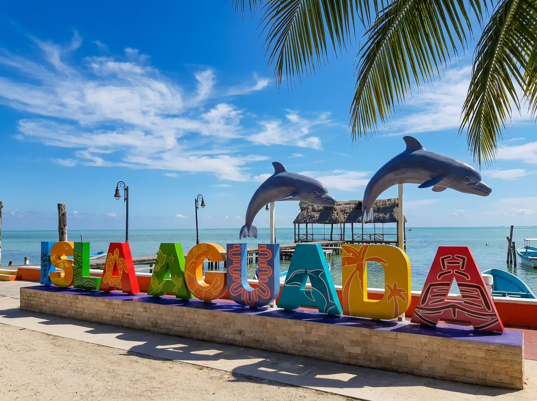 Vista panorámica del malecón y mar de Isla Aguada, Campeche